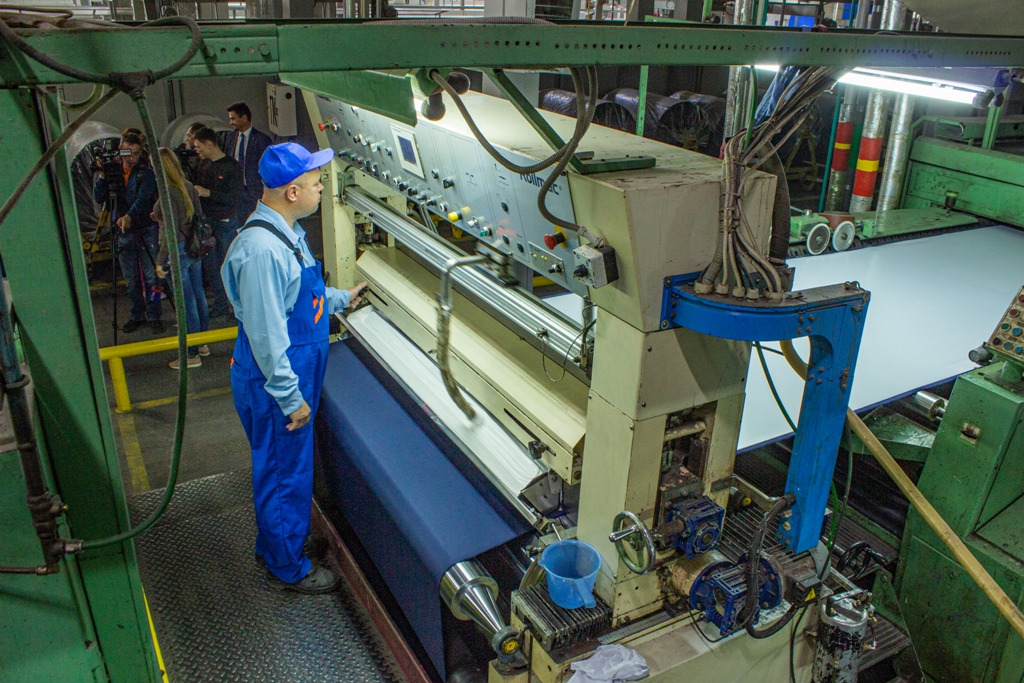 На данном оборудовании на ткань наносится огнестойкая паста, при помощи которой под воздействием температур образуется покрытие с эффектом огнестойкости, водонепроницаемости и других уникальных характеристик