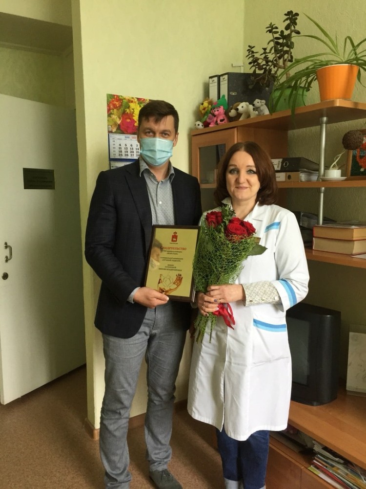Заместитель министра здравоохранения Пермского края Суханов М.С. вручил Любовь Владимировне Свидетельство и почётный нагрудный знак