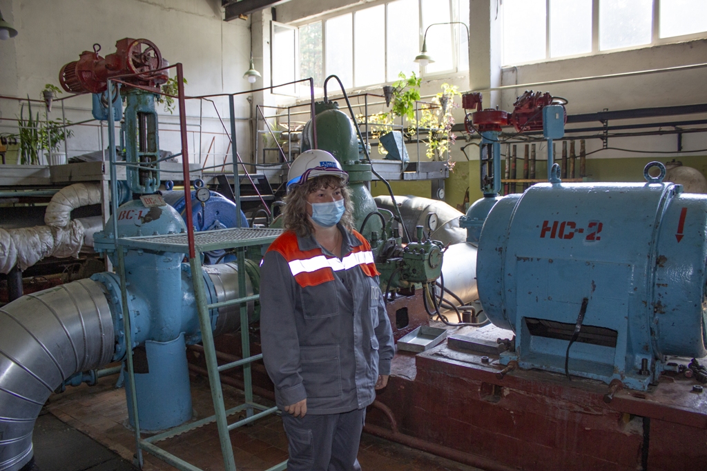 Здесь задаются режимы давления и температуры, отсюда направляются ремонтные бригады по вызову. Здесь готовят тепло и горячую воду, которые поступают в каждую квартиру города