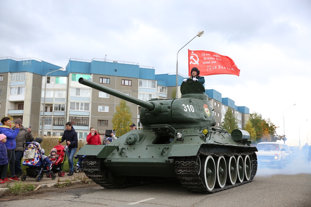 Т-34 прошёл по улице посёлка своим ходом