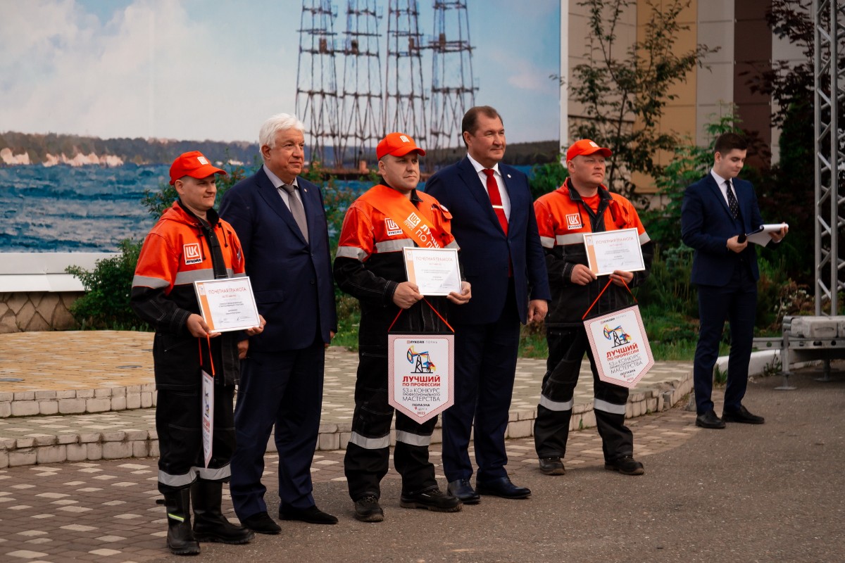 Олег Черепанов (в центре) в четвёртый раз стал лучшим в своей профессии